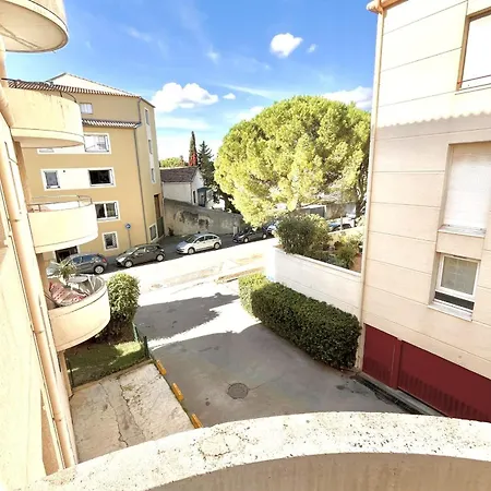 - Close To Tramway Apartment