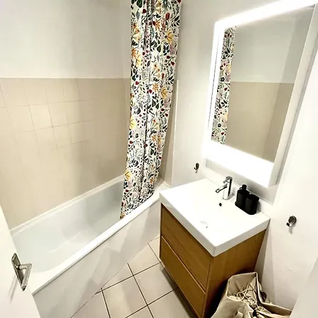 - Close To Tramway Apartment