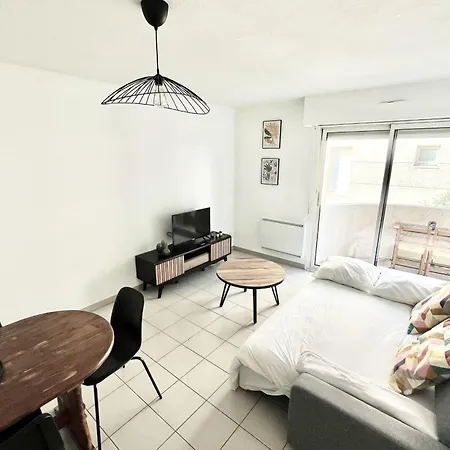 - Close To Tramway Apartment